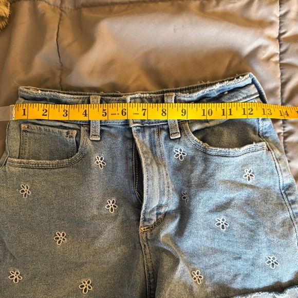 Embroidered flower Hollister high rise mom short 3’ - Picture 2 of 8